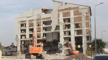 Kahramanmaraş'ta ağır hasarlı bina yıkıldı