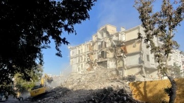 Kahramanmaraş’ta ağır hasarlı binaların yıkımı sürüyor