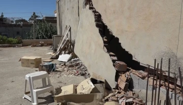 Kahta’daki ağır hasarlı bina vatandaşı tedirgin ediyor
