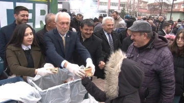 Kamil Saraçoğlu’ndan binlerce vatandaşa balık-ekmek ikramı
