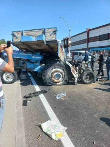 Kamyonet traktör römorkuna çarptı: 2 yaralı
