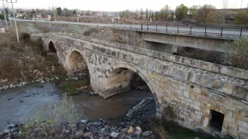 Kanuni Sultan Süleyman döneminde yapılan kemer köprü asırlara meydan okuyor
