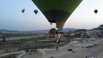 Kapadokya’da balonlar Türk bayrakları ile havalandı
