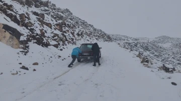 Kar yağışı sürücülere zor anlar yaşattı
