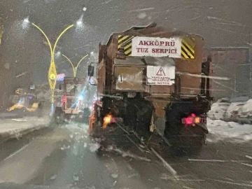 Kar yağışı Yüksekova-Esendere karayolunu ulaşıma kapattı
