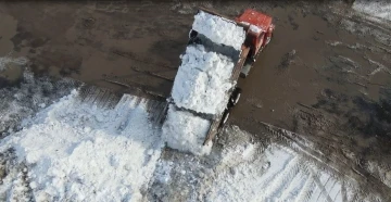 Kar yığınları kamyonlarla şehir dışına taşınıyor
