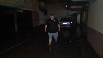 Karabük’te caddeler göle döndü, dükkanları ve apartman girişlerini su bastı
