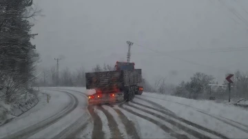 Karabük’te kar yağışı sürücülere zor anlar yaşatıyor
