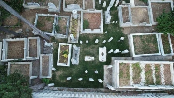 Karacaahmet Mezarlığı’ndaki ‘Hattatlar Sofası’ restore edildi
