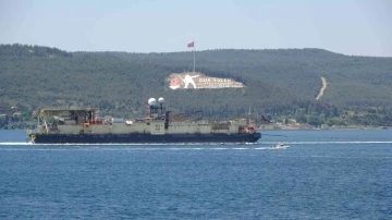 Karadeniz’de bulunan doğalgazın taşınması için sığ denizlere boru serpecek olan ‘Castoro 10’ isimli gemi Çanakkale Boğazı’ndan geçti
