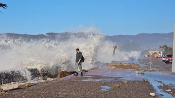 Karadeniz’de fırtınanın hızı 102 kilometreyi buldu: Dev dalgalar sahilleri dövdü
