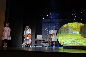 Karaman’da “Annemin Son Çılgınlıkları” isimli tiyatro gösterisi
