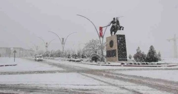 Karaman’da yoğun kar yağışı etkili oluyor