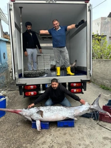 Karataş’ta 150 kiloluk kılıç balığı yakalandı
