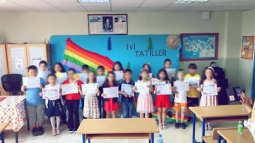 Karne günü büyük skandal! Öğretmen çocukları LGBT sapkınlığına alet etti