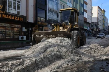 Kars’ta belediyenin karla mücadele mesaisi başladı
