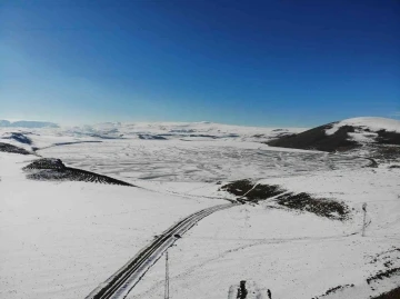 Kars’ta donan Aygır Gölü havadan görüntülendi
