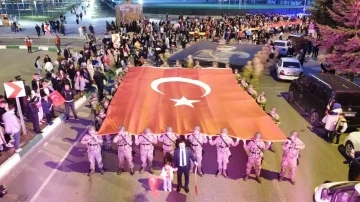 Kars’ta Türk bayraklı meşaleli Cumhuriyet yürüyüşü
