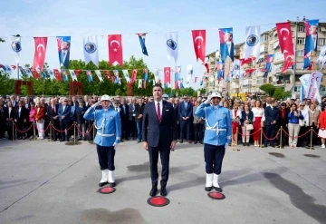 Kartal’da 19 Mayıs törenleri Atatürk Anıtı’na çelenk sunumuyla başladı
