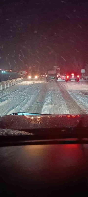 Kastamonu’da yoğun kar yağışı: Onlarca araç yolda kaldı
