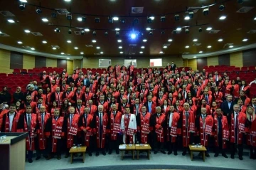 Kastamonu Üniversitesi’nde 356 öğretim üyesi cübbelerini giydi
