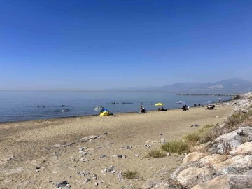 Kavurucu sıcaktan bunalan vatandaşlar kendilerini Akdeniz’in serin sularına bıraktılar
