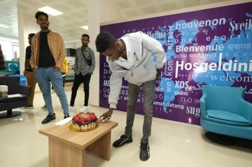 Kaydolan bininci uluslararası öğrenci için pasta kesildi
