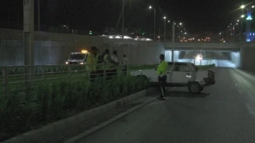 Kayseri’de otomobil tramvay yolunu girdi: 2 yaralı
