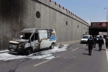Kayseri'de seyir halindeki kamyonet cayır cayır yandı