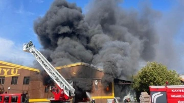 Kayseri'de yatak fabrikasında yangın: Müdahale ediliyor!