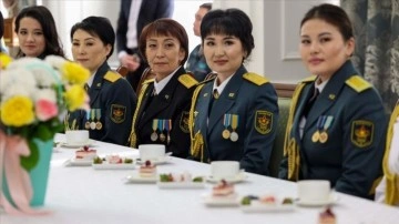 Kazakistan Savunma Bakanı Kadın Askerlerle Bir Araya Geldi