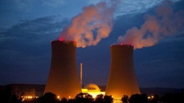 Kazakistan'dan nükleer santral için referandum kararı