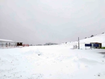 Keltepe Kayak Merkezinde kar kalınlığı 50 santimetreyi buldu
