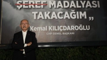 Kemal Kılıçdaroğlu Malatya'da aleyhindeki afişin önünde poz verdi