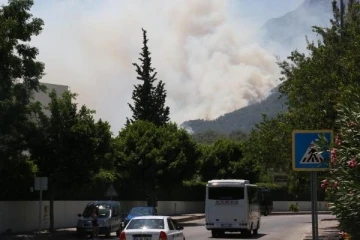 Kemer'deki orman yangınına havadan müdahale (3)
