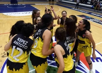 Kepez Belediyespor U16 Kadın Basketbol Takımı galibiyetle ayrıldı
