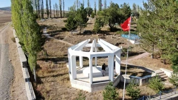 Kıbrıs Barış Harekatı’nın tek gazeteci şehidi, mezarı başında anıldı
