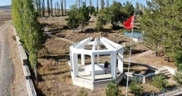 Kıbrıs Barış Harekatı’nın tek gazeteci şehidi, mezarı başında anıldı