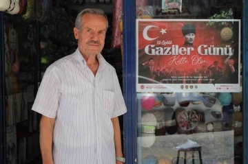 Kıbrıs Gazisi Ballıoğlu, astığı afişlerle gaziliğin önemine dikkat çekiyor
