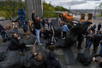 Kiev’de bulunan Rusya-Ukrayna Dostluk Anıtı yıkıldı
