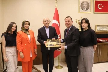 Kılıçdaroğlu, Nizip Belediyesi’ni ziyaret etti.