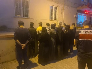 Kilis’te 16 kaçak göçmen yakalandı
