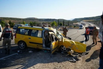 Kilis’te hafriyat kamyonu ticari taksi ile çarpıştı: 2 ölü, 8 ağır yaralı
