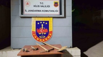 Kilis’te Jandarma Ekipleri Kaçak Kazı Yapan Zanlıyı Suçüstü Yakaladı