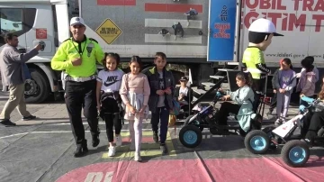 Kırıkkale’de öğrenci ve vatandaşlara trafik eğitimi verildi
