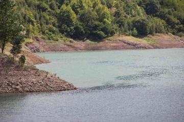 Kocaeli’nin içme suyunu karşılayan barajın çevresi çöp altında kaldı

