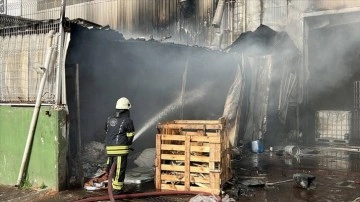 Kocaeli Şekerpınar Mahallesindeki Fabrikada Yangın Çıktı