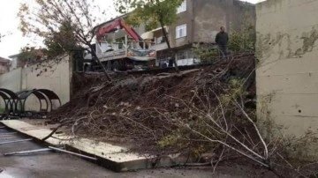 Kocaeli'de faciadan dönüldü: Okulun 7 metrelik istinat duvarı çöktü!