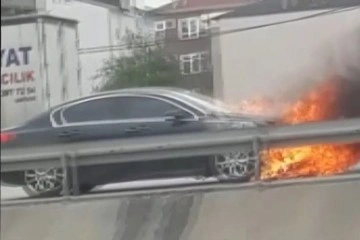 Kocaeli'de seyir halindeki otomobil alev alev yandı