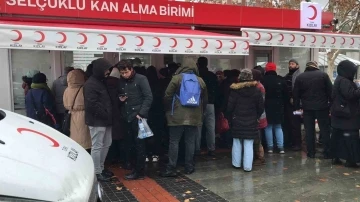 Konya’da depremzedeler için vatandaşlar kan merkezlerine akın etti
